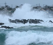 제주도 전역 태풍특보… 하늘·바닷길 끊기고 해안 대피명령