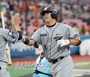 '24·25·26호 쾅쾅쾅' 홈런 1위 굳혔지만.. 팀 패배에 빛바랜 노시환의 '월간 MVP 자축포'