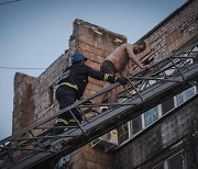 [사진] 러 공습에 우크라 건물 파괴, 구조 분주