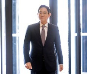 Samsung Chairman Lee visits Germany, stirs expectations