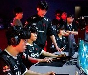 T1, 디플 기아 상대로 승리…PO 2라운드 진출 [LCK]