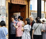 [포토] 말복 앞두고…북적이는 삼계탕 집