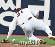 [MD포토] 김수환 '강습 타구는 일단 막아놓고 수비'