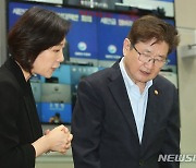 대화하는 박보균 장관과 오영주 외교부 2차관