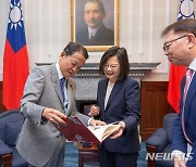 日자민 부총재, 차이잉원 대만 총통 회담…"소중한 파트너"