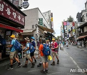 한국 음식점 들어가는 호주 스카우트 대원들