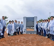 '한국전쟁 남면 두룩여 미군폭격 희생자' 추모비 제막