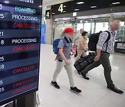 태풍 북상에 제주 항공편 무더기 결항…바닷길은 끊겨