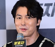 '보호자' 정우성 "첫 장편 연출 새로운 도전, 출연 병행해 버겁더라" [ST현장]