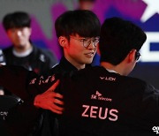 '후반 뚝심' 보여준 T1, 흔들리는 DK 잡고 2R 진출 [LCK PO]