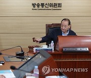 의사봉 두드리는 김효재 위원장 직무대행