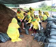 태풍 '카눈' 북상…모래주머니 제작