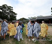 전통의상 입고 명륜당 둘러보는 스위스 스카우트 대원들