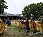 전통의상 입고 명륜당 둘러보는 스위스 스카우트 대원들