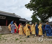 전통의상 입고 명륜당 둘러보는 스위스 스카우트 대원들