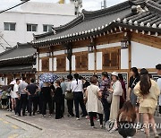 말복 하루 앞두고 삼계탕집 문전성시