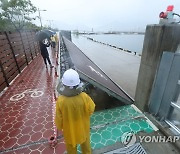 태풍 대비…마산어시장 일대 차수벽 설치