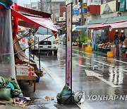 [태풍 카눈] "내일 장날인데…무사히 넘어가길" 시장 상인들 하늘 보며 근심