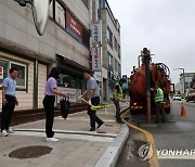 태풍 북상 소식에 도로변 쓰레기 청소