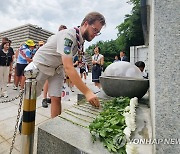 헌화하는 영국 스카우트 대원