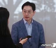 英 유학 앞서 취재진 만난 김경수 전 지사