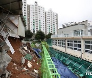 '공장 옹벽 와르르'…학교 덮친 토사