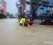 강릉 경포 진안상가 또 침수됐다…가슴 높이까지 물차