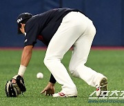 [포토] 김민석 '글러브에 맞고 튄 타구'