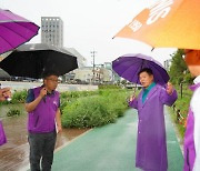 [포토]이필형 동대문구청장 공원·하천 등 안전 점검