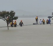 [태풍 카눈] 삼척 387㎜ 물폭탄...영동지역 국도·주택가 등 곳곳 침수