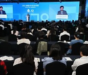 [36.5˚C] 한국어 세계화의 버팀목은 '공짜 노동'