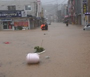 [태풍 카눈] 고성 400mm 물폭탄에 곳곳이 물바다…96가구 240명 대피