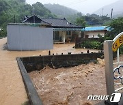 '지붕 날아가고, 집 물에 잠기고'...충북 강타한 '카눈'