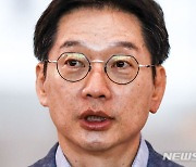 질문에 답하는 김경수 전 경남지사