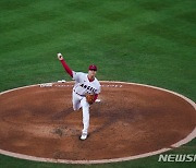 '기록 제조기' 오타니…MLB 최초 '10승-40홈런'