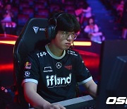 ‘리헨즈’ 손발 묶은 T1, ‘제우스’ 차력쇼 앞세워 2-1 역전 [LCK]