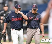 김민석 실책 수비 이후 교체되는 김상수,'몸상태가 이상해요' [사진]