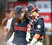 김원중,'손성빈! 만루위기 잘 막았어' [사진]