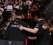 '왜 우리를 골랐어' T1, KT 꺾고 LCK 서머 PO 3라운드 진출