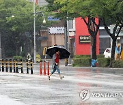 굵어진 빗방울에 바쁜 발걸음