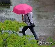 발걸음 재촉하는 출근길 시민