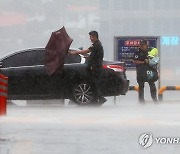 [태풍 카눈] "몸이 휘청거려" 최근접한 여수 도심 '흔들흔들'