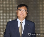 굳은 표정의 정진석 의원