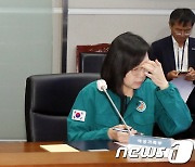 전화받는 이상민, 자료보는 김현숙