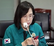 휴대폰 확인하는 김현숙 장관