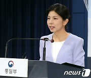 유엔 안보리 북한 인권회의 개최 관련 질문에 답변하는 김인애 부대변인