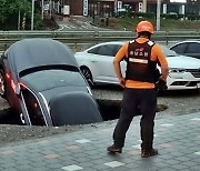 “사람도 車도 순식간에 삼켰다”…태풍 뒤 찾아올 ‘도로 위 암살자’ [최기성의 허브車]