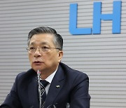 철근 누락 아파트 5곳 추가 발표하는 이한준 LH 사장