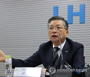 철근 누락 아파트 5곳 추가 기자회견하는 이한준 LH 사장