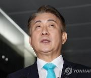 취재진 질문에 답변하는 이동관 방통위원장 후보자